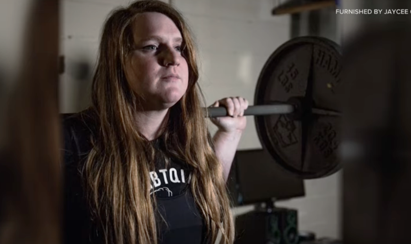 JayCee Cooper, uma levantadora de peso transgênero. (Captura de tela/YouTube/KARE 11)