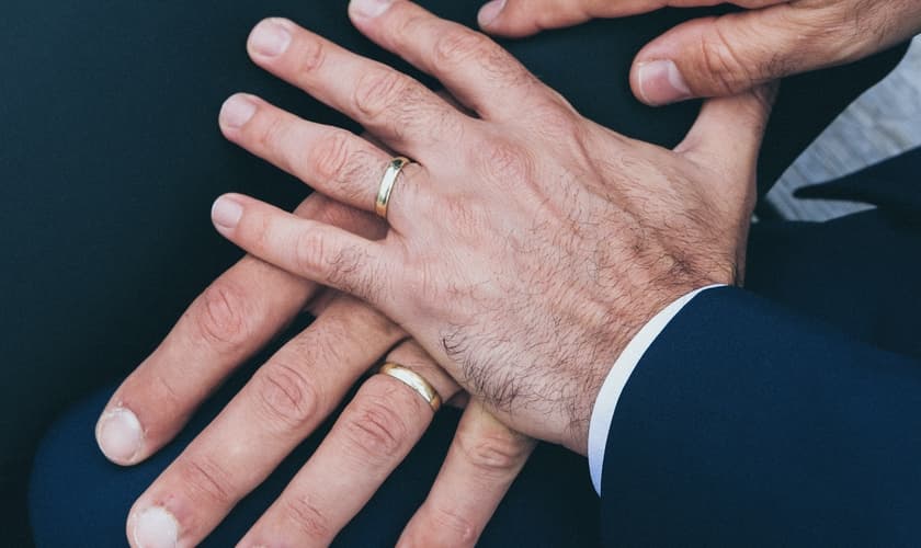 Os bispos alemães poderão dar bênção a relacionamentos homoafetivos a partir de 2026. (Foto: Imagem ilustrativa/Unsplash/Nick Karvounis).