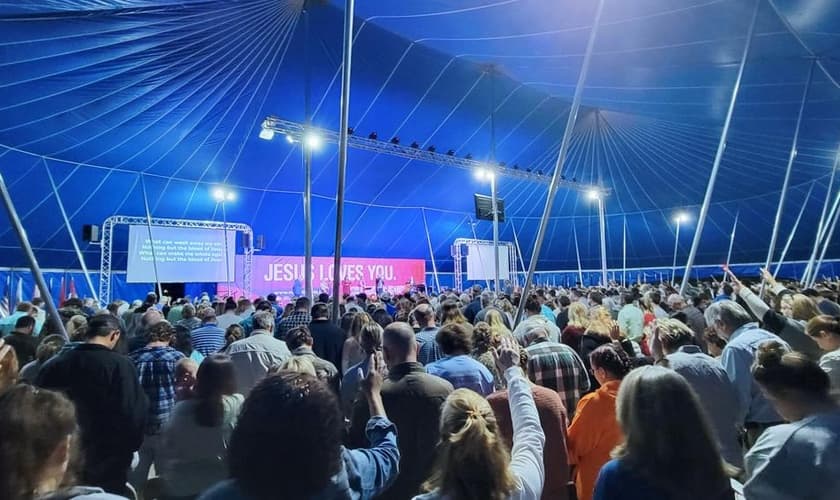 Tenda lotada durante os cultos iniciados em outubro de 2022. (Foto: Reprodução/CBN News/Voice of Hope Ministries)