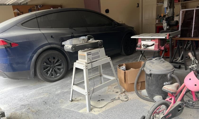 Graxa na garagem foi o combustível para o incêndio. (Foto: Reprodução/Bethel Austin)