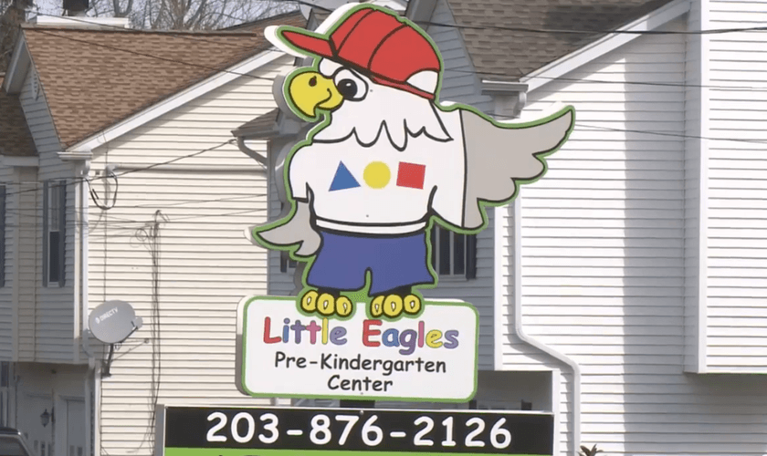 A Milford Christian Church está processando Connecticut pelo mandato de vacina escolar do estado que afeta seus alunos. (Captura de tela/Fox61 WTIC)