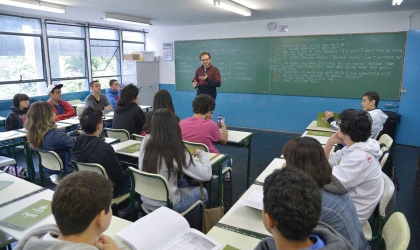 Imagem ilustrativa. Professor e alunos em aula de inglês. (Foto: Wilson Dias/Agência Brasil)