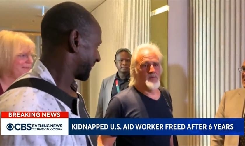 Missionário é liberto por terroristas depois de passar 7 anos em cativeiro. (Foto: Captura de tela/CBS News)