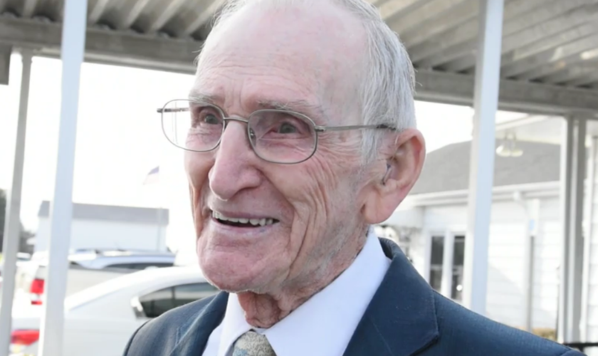 Pr. Roy Jernigan, atualmente com 98 anos, ainda exerce seu ministério. (Captura de tela/WRAL News)
