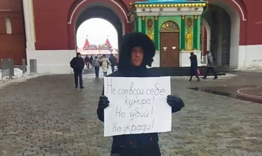 Rostislav Charushin, em Moscou, com cartaz “Não matarás". (Foto: Nikolay Novikov/OVD-Info CC BY 3.0)