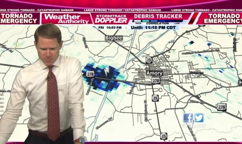 O meteorologista da WTVA ora pelos moradores de Amory, Mississippi, enquanto um tornado os atinge. (Foto: Reprodução/Twitter/BNO News Live)
