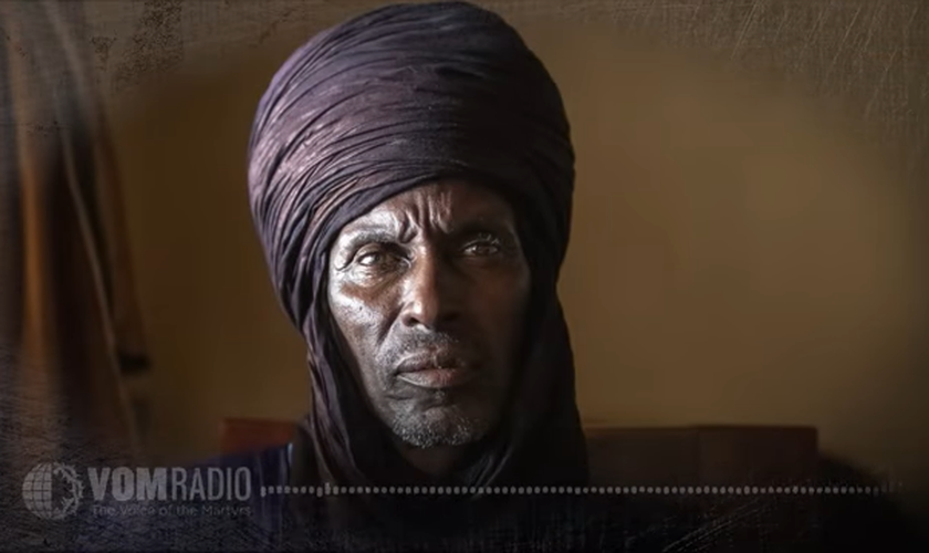  Malik encontrou a verdade ao ler a Bíblia. (Foto: Reprodução/YouTube/Voice of the Martyrs USA).
