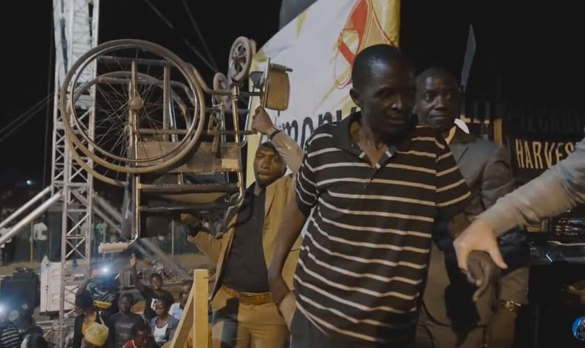 Homem curado andando sem cadeira de rodas. (Foto: Reprodução/Daniel Kolenda/YouTube)