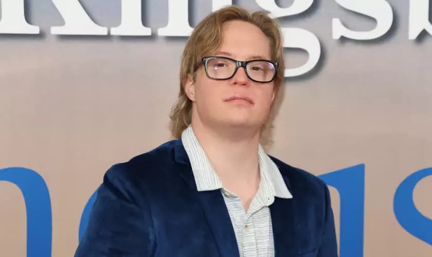 Cole Sibus interpreta um personagem com a mesma síndrome na nova série “Thousand Tomorrows”. (Foto: Pure Flix).