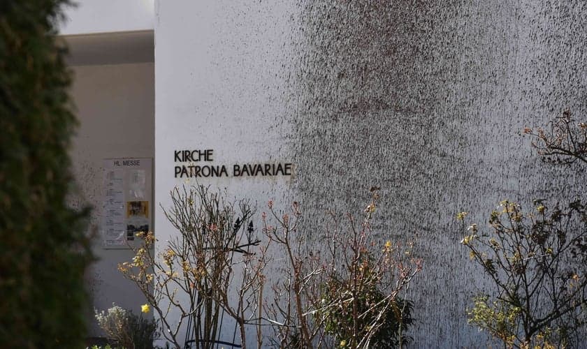 Igreja "Maria vom Guten Rat" vandalizada com laca e bombas de tinta. (Foto:  Indymedia)