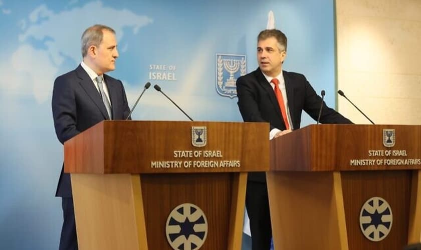 O ministro das Relações Exteriores Eli Cohen (à dir.) em uma coletiva de imprensa com o ministro das Relações Exteriores do Azerbaijão, Jeyhun Bayramov, em Jerusalém, em 29 de março de 2023. (Foto: Miri Shimonovich/Ministério das Relações Exteriores)