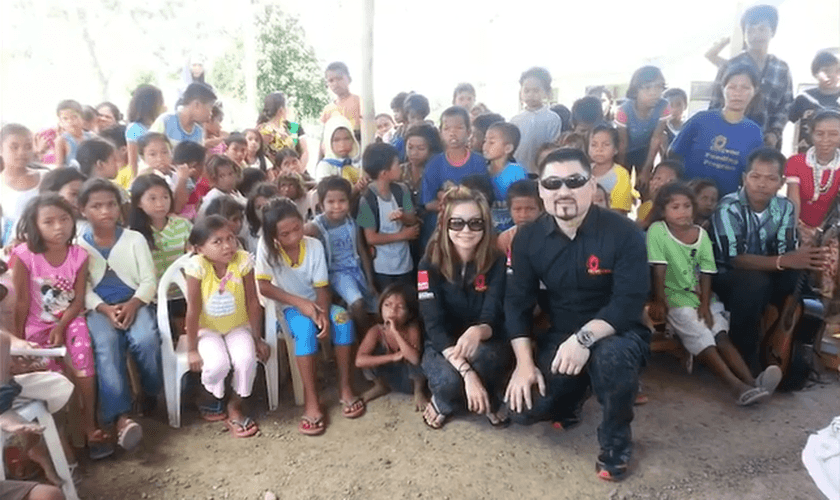 Jason Ong e sua esposa atuam em uma missão que alimenta crianças famintas nas Filipinas. (Foto: Reprodução Facebook/Faith Out Loud).