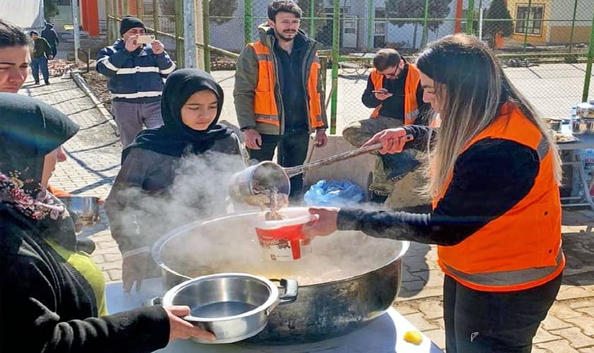 Missionários na Turquia servindo às vítimas do terremoto. (Foto: Reprodução/FMI)