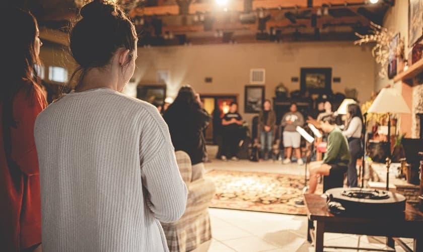 Apenas 44% dos fiéis participam de um pequeno grupo em sua igreja. (Foto: Imagem ilustrativa/Unsplash/Terren Hurst).