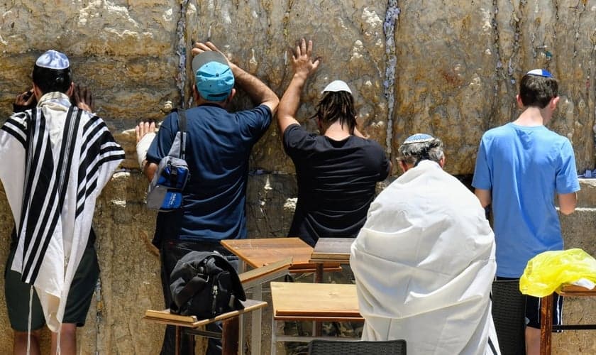O processo de remoção é supervisionado pessoalmente por um rabino. (Foto: Unsplash/Shraga Kopstein)
