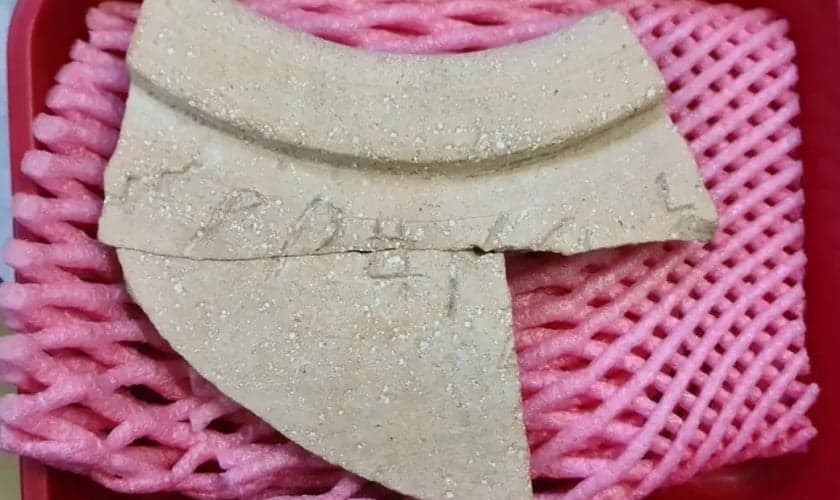 O fragmento de cerâmica que remonta ao rei Salomão e à rainha de Sabá. (Foto: Dr. Daniel Vainstub)