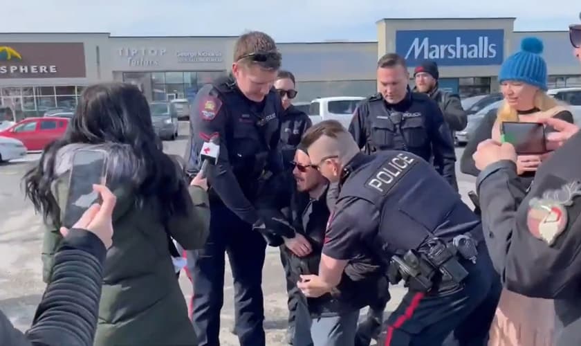 Pastor Derek Reimer sendo detido por policiais. (Foto: Captura de tela/Vídeo Fox News)
