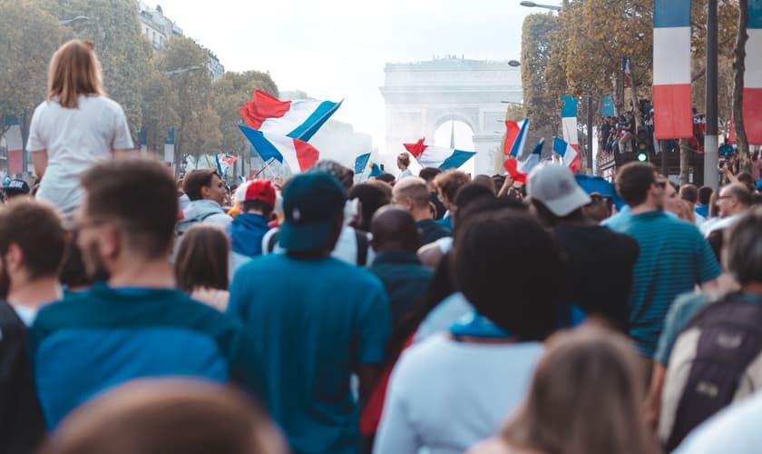 Apenas 44% dos franceses crê na existência de Deus. (Foto: Imagem ilustrativa/Unsplah/Alice Triquet).
