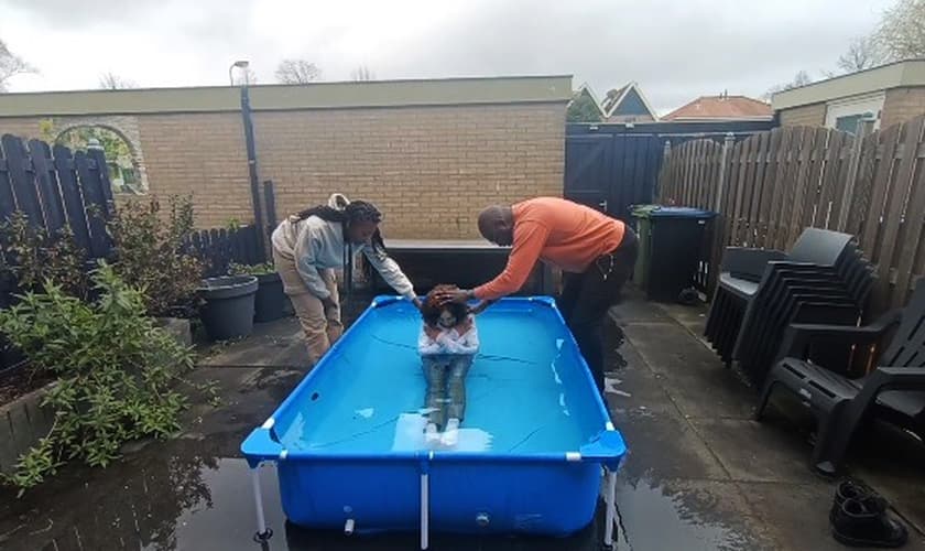 Jovens sendo batizados no quintal do evangelista. (Foto: Reprodução/Facebook/Clement EnLisa Vanengel)
