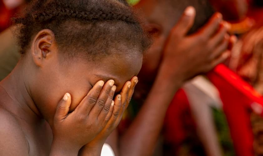 Uma menina ora durante culto da Igreja Batista em Pentecostes. (Foto ilustrativa: IMB)