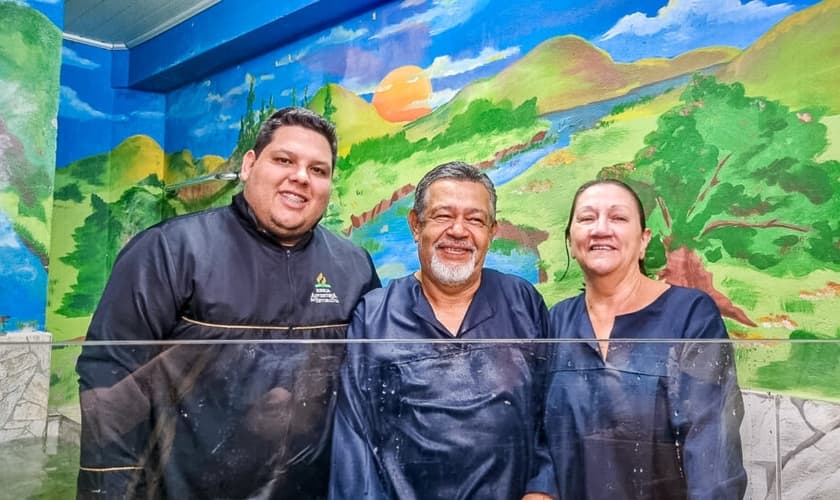 Casal se batiza durante a Semana Santa. (Foto: Arquivo Pessoal).