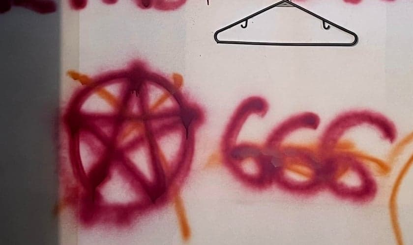 Vandalismo na parede da igreja nos EUA. (Foto: Reprodução/Facebook/Andrew McClung WCYB)