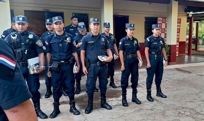Policiais em uma delegacia no Paraguai. (Foto: Reprodução/RCC Noticias)