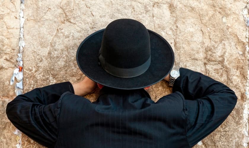 Judeu faz oração em frente ao Muro das Lamentações. (Foto: IMB)