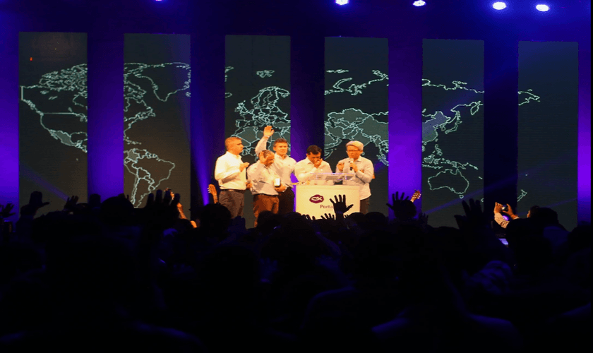 Momento de oração em culto de 40 anos da Portas Abertas. (Foto: Portas Abertas Brasil)