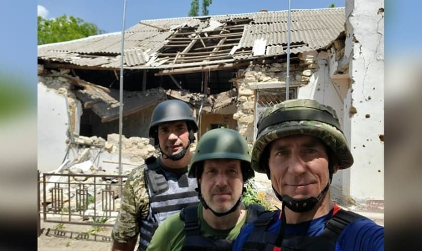 Gerald ministram aos soldados e levam suprimentos de emergência amadores. (Foto: AG News).