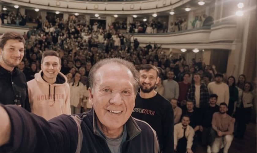 Evangelista J. Mikel French com jovens em uma congregação. (Foto: Reprodução/Assemblies of God)