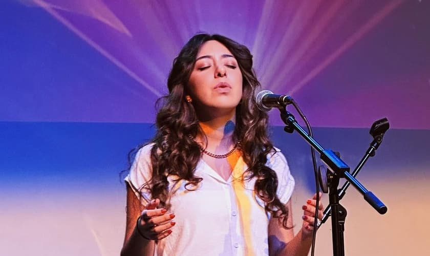 Tailah Scroggins ministrando louvor na igreja. (Foto: Reprodução/Instagram/Tailah Scroggins)