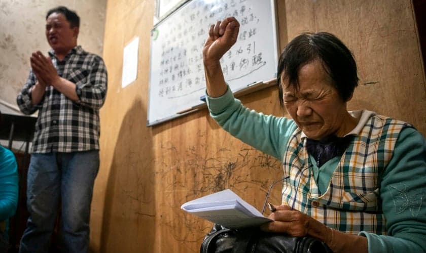 Uma mulher ora durante um culto de adoração no leste da Ásia. (Foto: IMB)