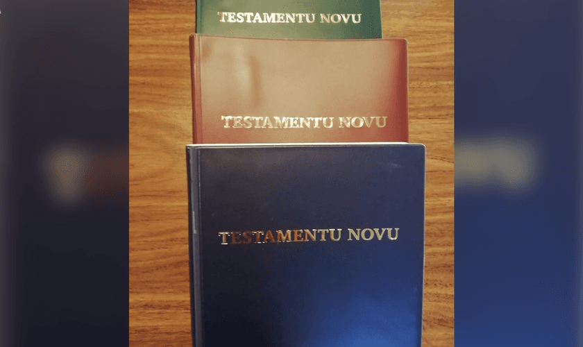 Cópias impressas do "Testamentu Novu" em Annobonese. (Foto: Facebook/PROEL Espanha).