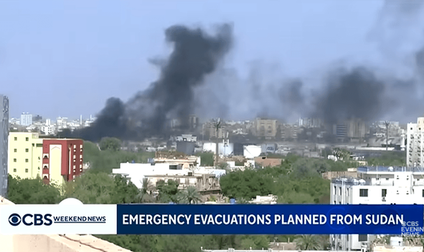 Os combates começaram após meses de tensões entre dois líderes militares rivais. (Foto: Reprodução/YouTube/CBS Evening News).