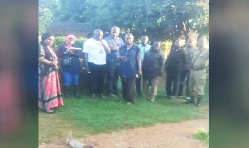 Pessoas no local onde o corpo do missionário foi encontrado. (Foto: Reprodução/Morning Star News)