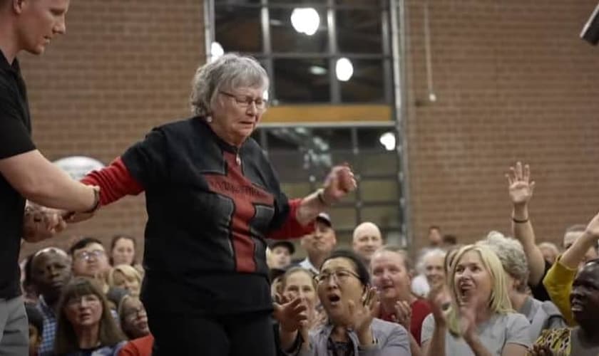 Idosa se levanta de sua cadeira de rodas após oração. (Foto: Reprodução/GOD TV)