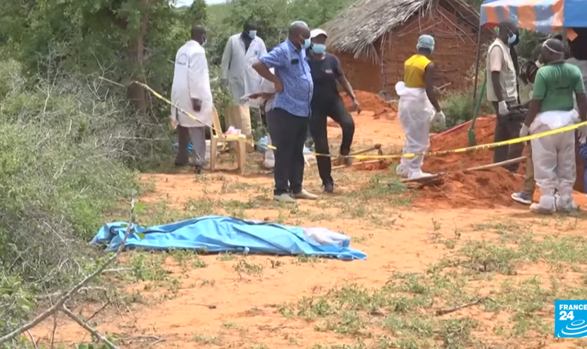 Corpos encontrados em floresta próxima à cidade costeira de Malindi. (Captura de tela/YouTube/France24)