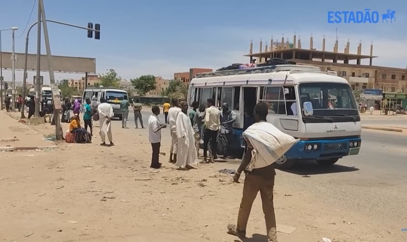 Cidadãos sudaneses deixam o país por causa dos conflitos. (Foto: Captura de tela/YouTube Estadão)