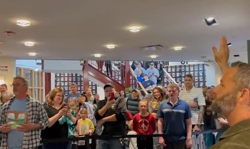 Evento com Kirk Cameron. (Foto: Captura de tela/Vídeo Twitter Brave Brooks)