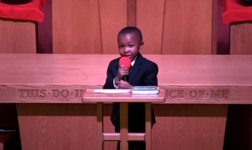 Luke Tillman pregando na igreja. (Foto: Reprodução/YouTube/Luke Tillman)