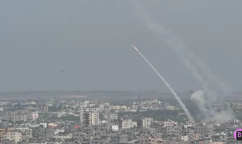 Foguetes riscam o céu em Gaza. (Captura de tela/YouTube/Bloomberg Television)
