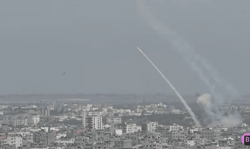 Foguetes riscam o céu em Gaza. (Captura de tela/YouTube/Bloomberg Television)