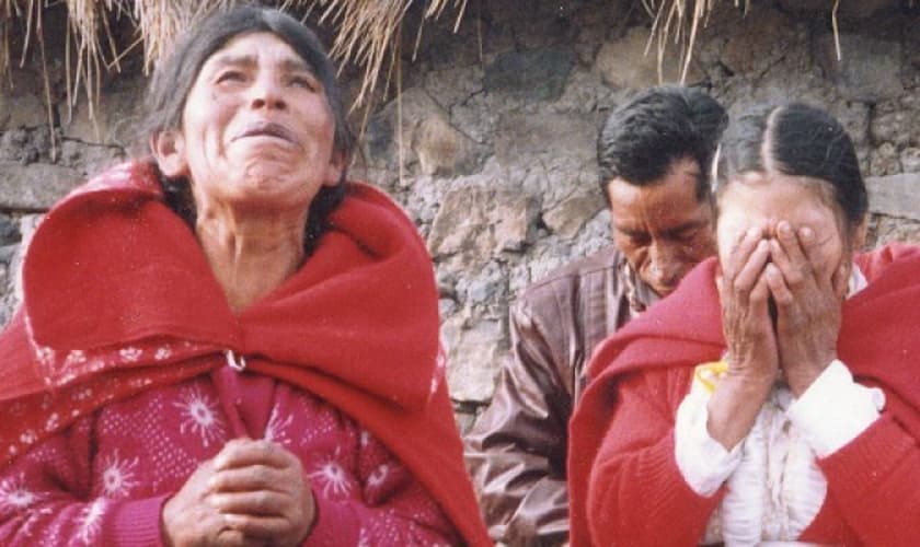 Mulher que foi liberta das trevas no Peru. (Foto: Reprodução/Christian Aid)