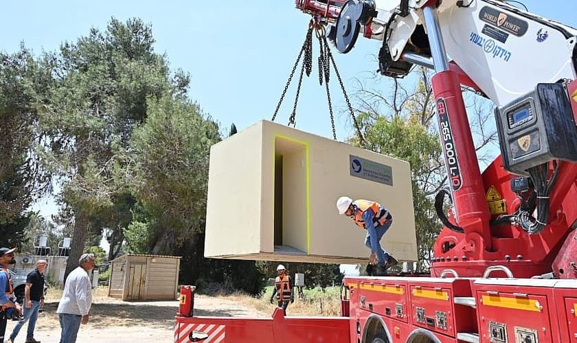 Um abrigo antiaéreo doado pela Irmandade Internacional de Cristãos e Judeus é descarregado em Ashkelon, em 10 de maio de 2023. (Foto: Yossi Zeliger/IFCJ)