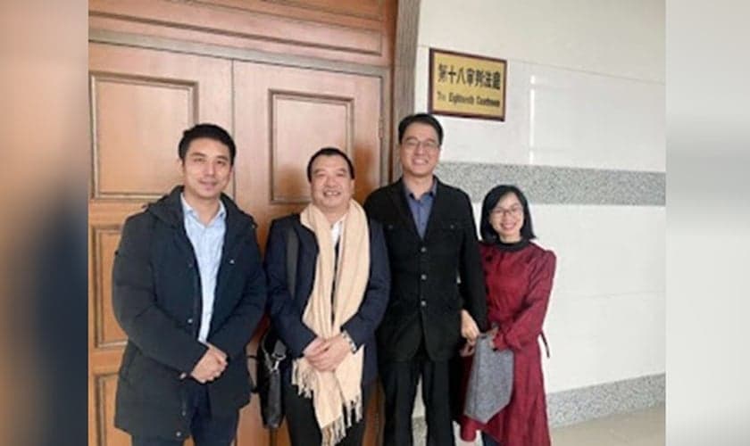 Pastor Yang Xibo e sua esposa Wang antes do segundo julgamento. (Foto: Reprodução/China Aid)