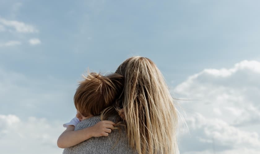 As mães são vistas como impulsionadoras da formação da fé. (Foto: Unsplash/Bethany Beck)