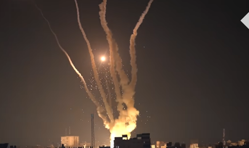 Foguetes disparados contra Israel são interceptados pelo sistema de defesa antimísseis Iron Dome. (Captura de tela/YouTube/The Telegraph)
