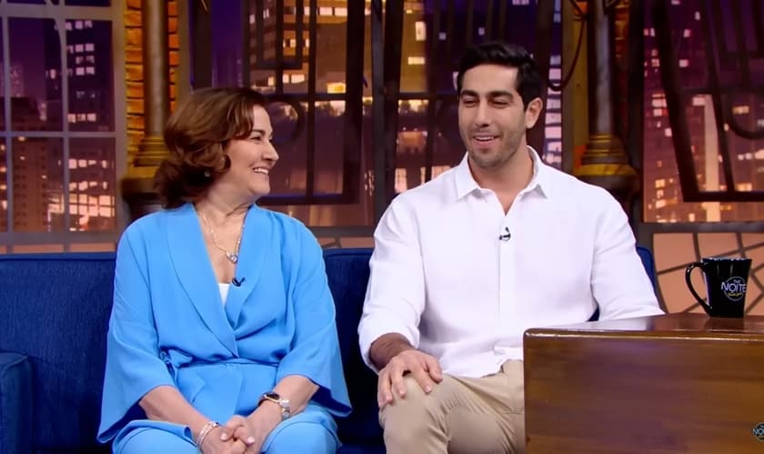 Jonathan Nemer e sua mãe Sara Nemer. (Foto: Captura de tela/YouTube/The Noite com Danilo Gentili)
