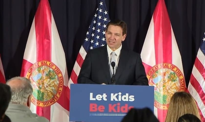 O governador DeSantis durante seu discurso no evento. (Foto: Reprodução/Fox News)